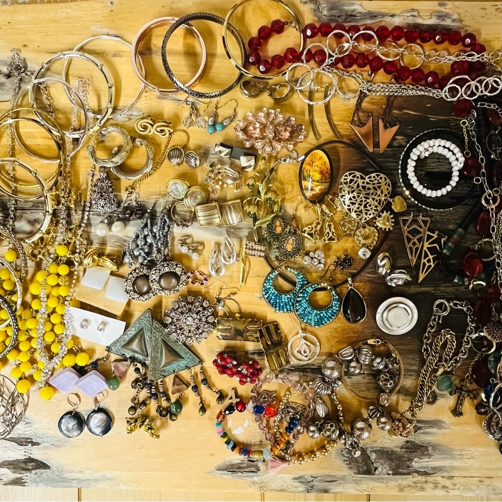 Jewelry Costume Jewelry Necklaces Brooches Bracelets Mixed Lot of 82 Pieces - Picture 12 of 16